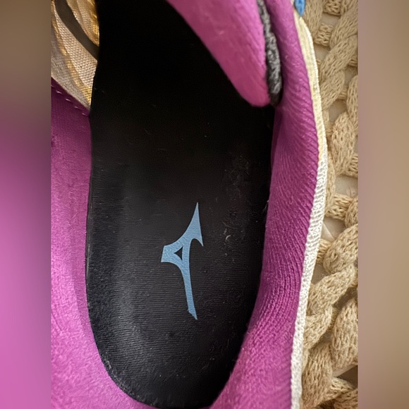 Mizuno running shoe - 9.5 Women’s - Picture 3 of 9